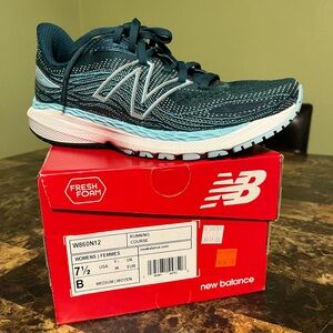 Women’s New Balance tennis shoes